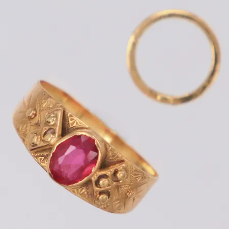 1 Ring med röd sten stl:16, skev, nagg, 1 Guldbit, 18K Vikt: 2,1 g