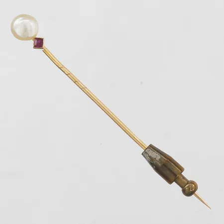 Kravattnål med odlad saltvattenspärla Ø7mm och syntetisk rubin, längd 67mm, bredd 1mm, ostämplad, stopp i gulmetall, 18K Vikt: 2 g