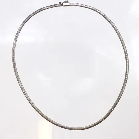 Collier, längd: 42cm, bredd:3mm, defekt lås, 835/1000 silver. Vikt: 17 g