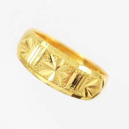Ring med mönstrad dekor stl:16 bredd: 4-7mm, 23K Vikt: 3,8 g