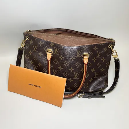 Väska Louis Vuitton Pallas, monogram canvas, modellnr: M40907, datumkod: CA4143, slitna beslag i gulmetall, fläckig insida, avtagbar axelrem, kvitto från Louis Vuitton Birger Jarlsgatan daterat 16/5-2014.