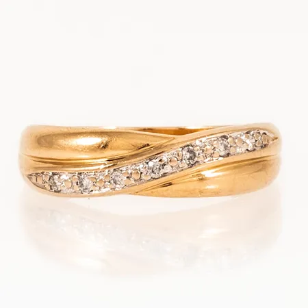 Ring Guldfynd med 7 x ca 0,008ct briljantslipade diamanter stl:17 bredd 2,2-5,2mm, 18K 2,2g. 