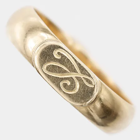 Ring med bokstaven L stl:17½, bredd 5mm, 18K Vikt: 5,1 g