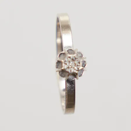 Ring med åttkantsslipad diamant 1x 0,005ct, stl 16¼, bredd 1,7-5,2mm, vitguld GFAB 18K Vikt: 1,1 g