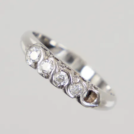 Ring med vita stenar stl 17½, bredd 2,2-3,7mm, en sten saknas, vitguld 14K Vikt: 2,5 g