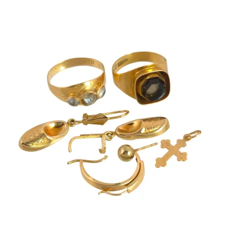 Diverse smycken, 14K guld - 2,8g, 18K guld - bruttovikt 6,6g, defekter, slitage och gravyrer