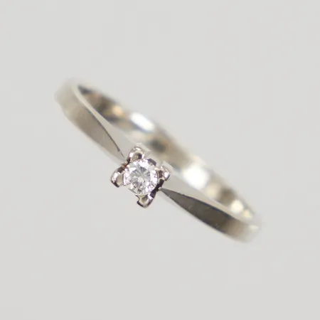 Ring med diamant 1x ca 0,06ct stl 15¼, bredd 1,5-3,2mm, vitguld, 18K Vikt: 1,6 g