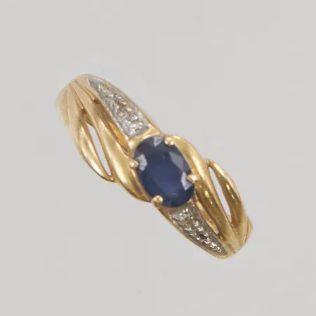 Ring med stenar stl17 bredd:1,2-6,5mm 18K 2,9g.