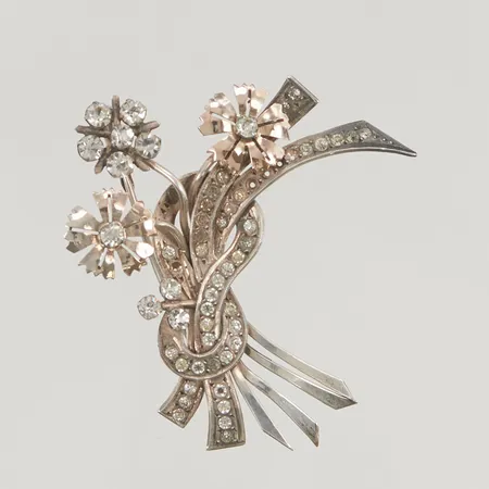 Brosch med vita stenar, 5,5cm 830/1000 silver, 9,8g.