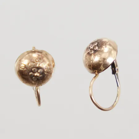 Örhängen med blom dekor i relief 14mm, bredd 8mm, missfärgningar, ostämplade 14K Vikt: 1 g