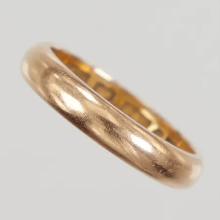 Ring stl 18¼, bredd 3,9mm, gravyr, repor, 18K Vikt: 5,7 g