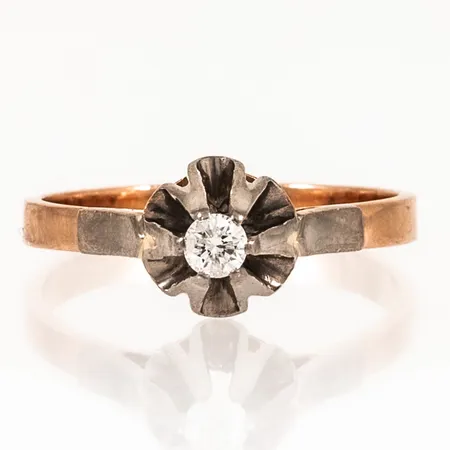 Ring med en briljantslipad diamant ca 0,10ct stl:18¼ bredd 2,4-8mm, stämplad utsida skena, 14K 3,2g. 