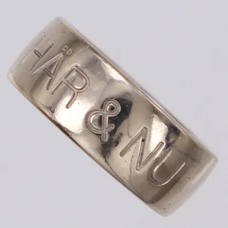 Ring, Här&Nu, stl:17¼, bredd 8mm, Guldbolaget, Bergkvara , vitguld 18K  Vikt: 13,6 g