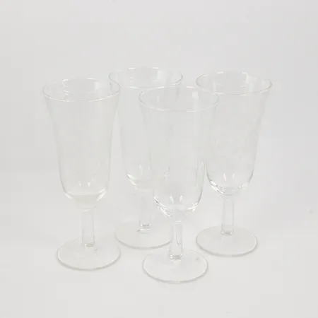 Fyra Champangeglas/ Cocktailglas, blomsterdekor, höjd 15cm, omärkta Skickas med postpaket.