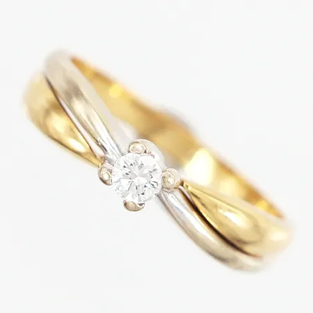 Ring med diamant 1x0,15ct detaljer i vitguld stl:18¾, bredd: 2-5mm, 18K Vikt: 3,3 g