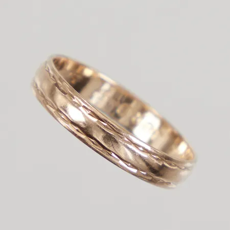 Ring stl 16¾, bredd 3,5mm, gravyr, 9K Vikt: 1,3 g