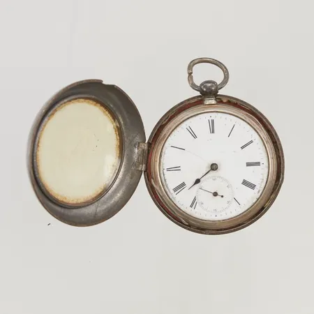 Fickur i silver, saknar glas, saknar visare, går ej, boettnr: 33231, innerboett i metall, tillhörande etui i oädel metall, Vikt: 0 g Skickas med postpaket.