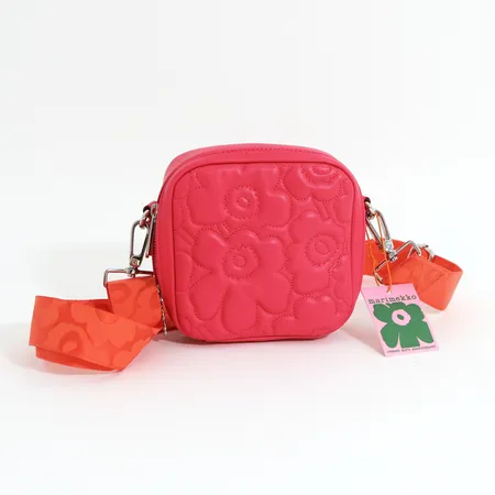 Väska Marimekko Baby Gratha Unikko, rosa läder med quiltat blommönster, löstagbar axelrem som går att justera, beslag i silverfärgad metall, berlock med Marimekko blomma, foder i svart tyg, invändigt en ficka med dragkedja, märkt Marimekko, dustbag, nyskick med taggar.  