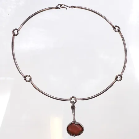 Collier med sten, längd:39cm, ostämplat silver, gravyr. Vikt: 36,6 g