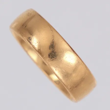 Ring stl:20½ bredd 6,7mm personlig gravyr 18K Vikt: 11,4 g