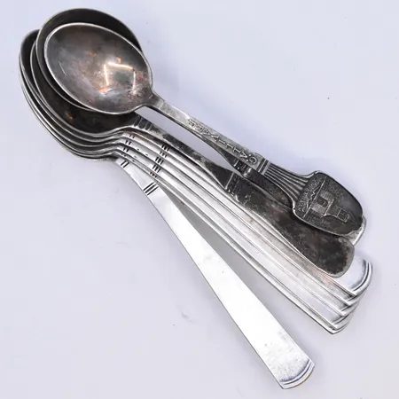 9 skedar längd 10,5-12 cm, silver 830/1000. Vikt: 134,4 g