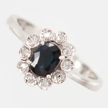 Ring vitguld med safir samt åttkantslipade diamanter 10 x ca 0,01ct, stl:16½, fattning 10x9mm, vitguld, 18K Vikt: 2,9 g