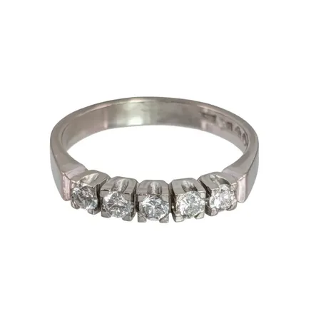 Diamantring i 18K vitguld, Diamanter 5 st - totalt 0,35ct, stämplat på skenans insida, tillverkarstämpel ÄGS, Göteborg, svensk kontrollstämpel, stl:17½ mm, bredd 2,7 - 3 mm Vikt: 3,8 g