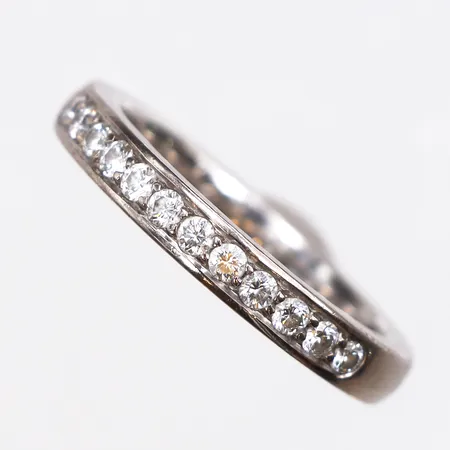 Ring med diamanter, ca 12x0,03ct, stl: 16¾, gravyr, vitguld 18K. Vikt: 5,6 g