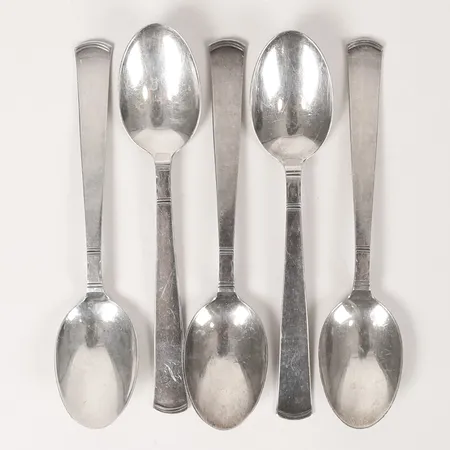 Fem skedar modell Rosenholm längd 14cm, en med gravyr, silver 830/1000 Vikt: 115,3 g