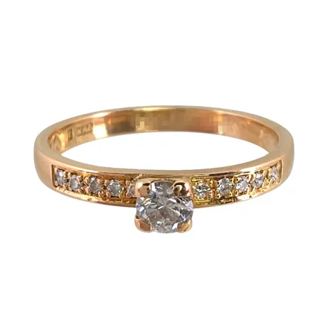 Diamantring i 18K guld, Diamanter 1x0,22ct + 10x0,01ct, Guldsmed Rolf Nilsson (OWN), Kristianstad, stl:18¾ mm, bredd 2,5 - 4 mm, skev skena, invändig gravyr Vikt: 3,3 g