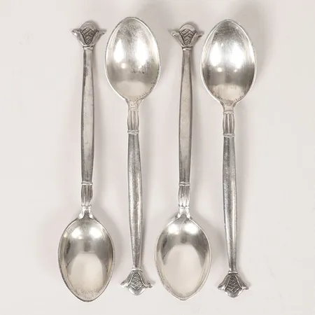 Fyra skedar längd 9cm, GAB år 1927, monogramgravyr "E" på undersida, silver 830/1000 Vikt: 29,3 g