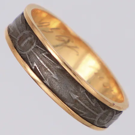 Ring med monel, stl:20¾, gravyr, 18K Vikt: 4,4 g
