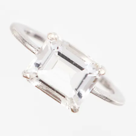 Ring Efva Attling "A Clear Dream" med smaragdslipad bergkristall stl:16¾, bredd: 1,5-8,5mm, silver 925/1000 Vikt: 2,9 g