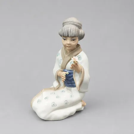 Figurin Tendra geisha, höjd 16cm, porslin, polykrom glasyr, skada saknar blomma. 