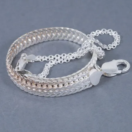 Två defekta armband i silver 20,3g 925/1000 (olödd ögla resp. sned lödning)