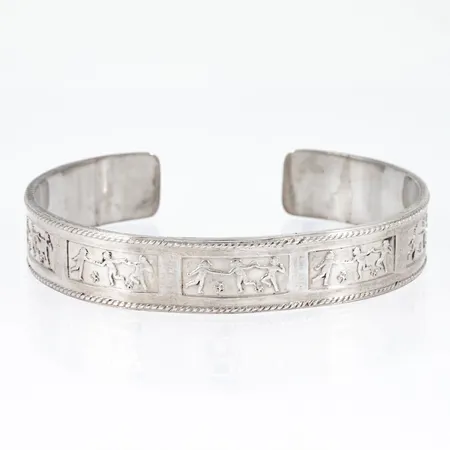Stelt armband innermått 17cm, 58x47mm, bredd 11,5mm, stämplad H8 (1934), WAB (Hovjuvelerare W A Bohlin AB, Stockholm), S, spricka i fog, gravyr, silver 23,5g. 
