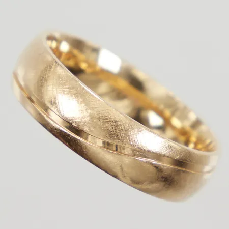 Ring stl 19¼, bredd 6mm, gravyr, repor, 18K Vikt: 8,5 g