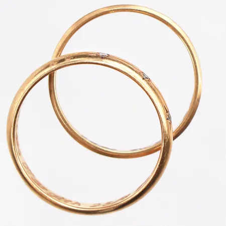 2 ringar, ena med små diamanter, stl:16½-17½, gravyr 18K Vikt: 4,7 g