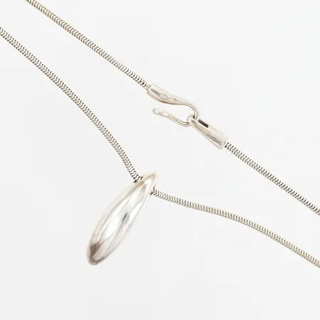 Collier med hänge längd: 39,5cm bredd: 2mm, mått på hänge: 35x10mm, GHA, silver 925/1000 Vikt: 14,7 g