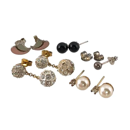 Örhängen silver varierande mått, svarta stenar Ø6 mm, bruksmärken/slitage förekommer Vikt: 6,6 g