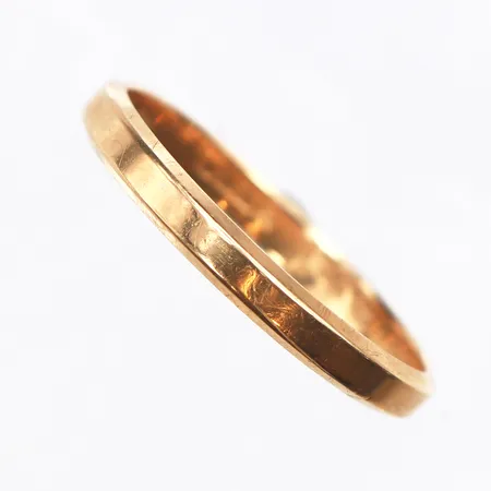 Slät ring, stl:20¾, gravyr, 18K. Vikt: 3 g
