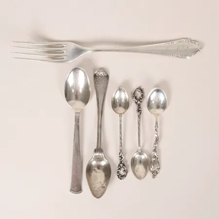 Fem skedar och en gaffel, längd 10,5-21cm, udda delar, en med gravyr, silver 830/1000 Vikt: 118,1 g