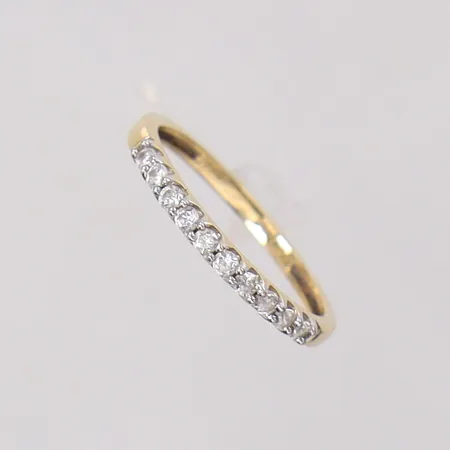 Alliansring med kubisk zirkonia stl:16, bredd 1,6-1,9mm, GHA, 18K. Vikt: 1,5 g
