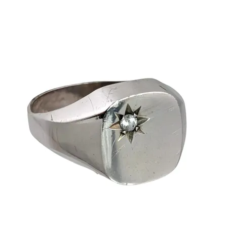 Klackring herrmodell silver 835/1000 vit sten, stl:20¼ mm, bredd 3,6-15,2 mm Vikt: 5,6 g