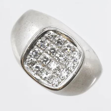 Klackring med diamanter 0,32 enligt gravyr, stl 15¼, bredd 11mm, Joh. Petterssons Eftr. Juvelerar AB, Stockholm 1970, 18K vitguld Vikt: 5,4 g
