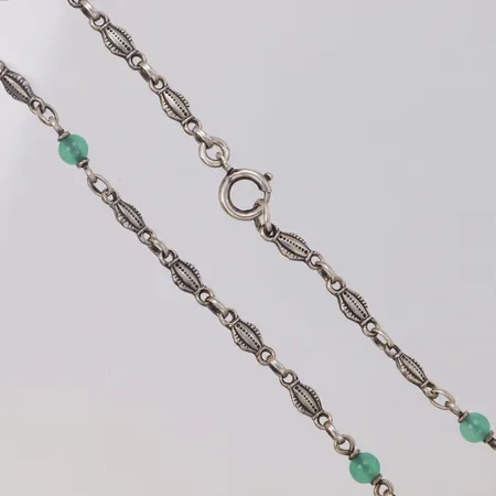 Collier med gröna stenar, längd 44cm, bredd 4,5mm, 830/1000 silver Vikt: 9,7 g