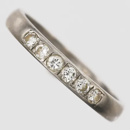 Ring med diamanter 6xca0,03ct stl:17½, bredd 3mm, vitguld, gravyr, 18K Vikt: 3,8 g