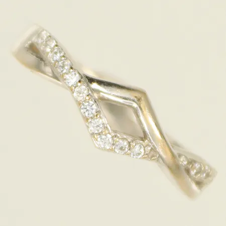 Ring vitguld med vita stenar, stl 18¼ bredd 2-6mm, några slitna stenar, 18K 2,5g totalt.