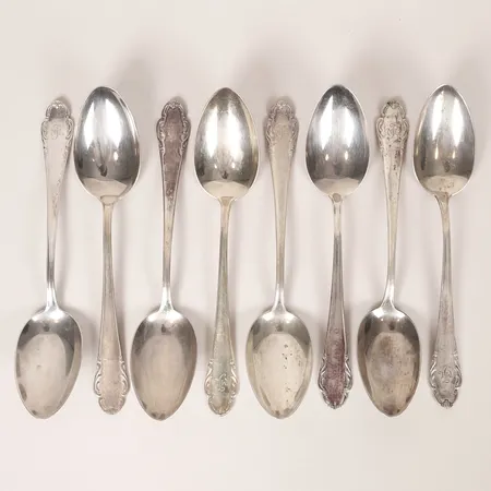 Åtta skedar modell Haga längd 21cm, flera med gravyr, silver 830/1000 Vikt: 455,7 g