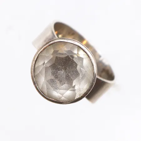 Ring med vit sten, stl:17, 830/1000 silver. Vikt: 7,7 g